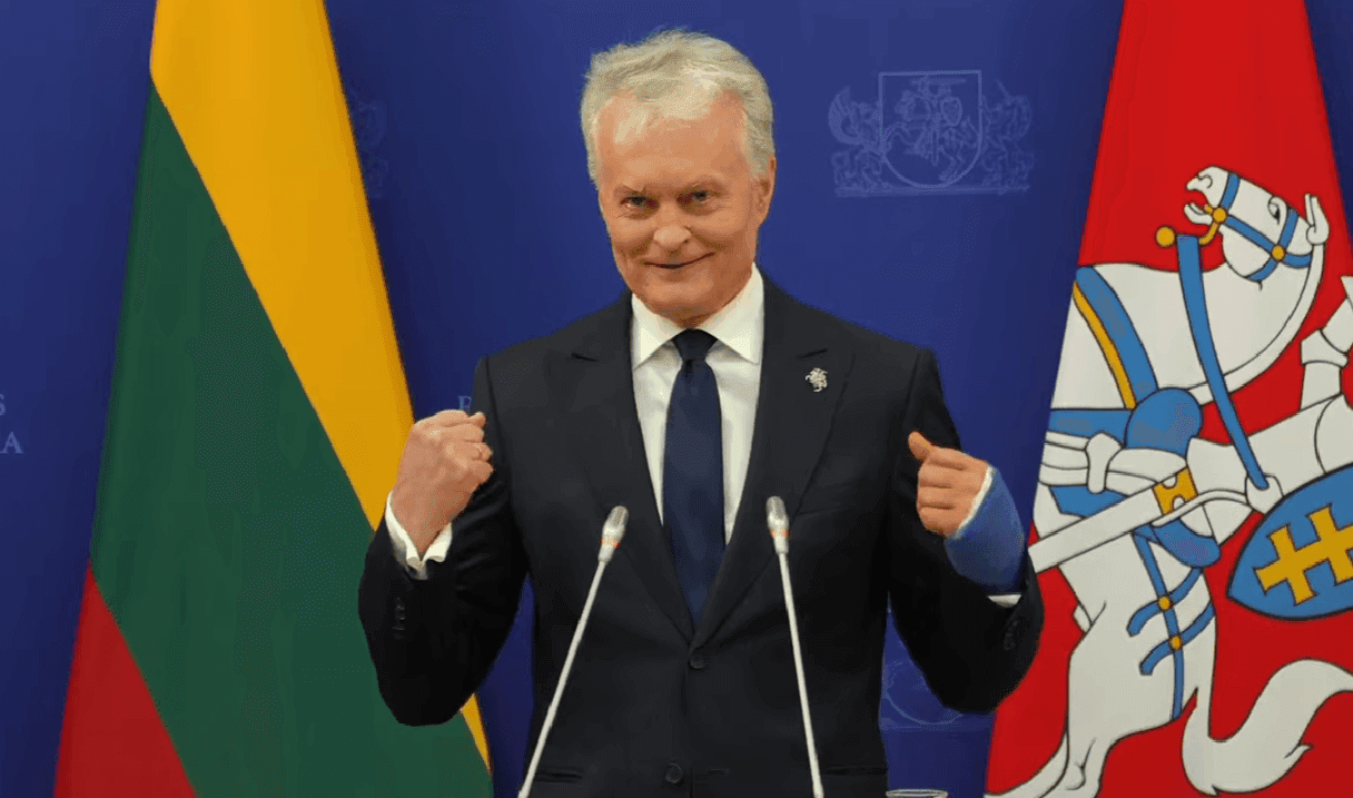 Po kritimo namuose Nausėdai nutirpo vidurinis pirštas: „gal tai apsaugos nuo nepadorių gestų“