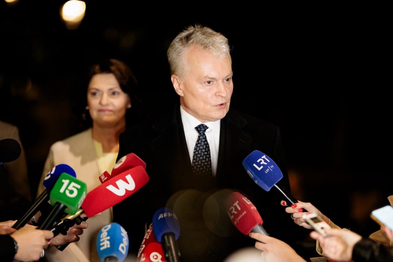 Prezidentas prabilo apie penktąją koloną, bet pats kadaise priklausė Komunistų partijai?