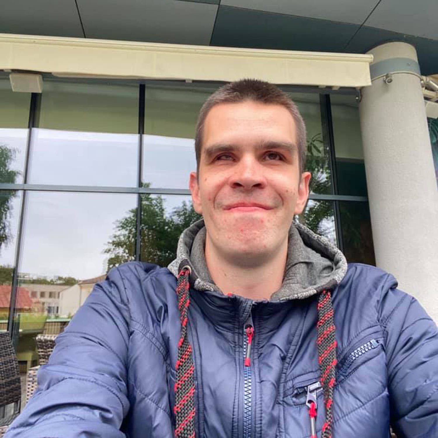 Aklas jaunuolis ėmė filmuoti video TikTok'e – nori, kad žmonės geriau suprastų neregių kasdienybę