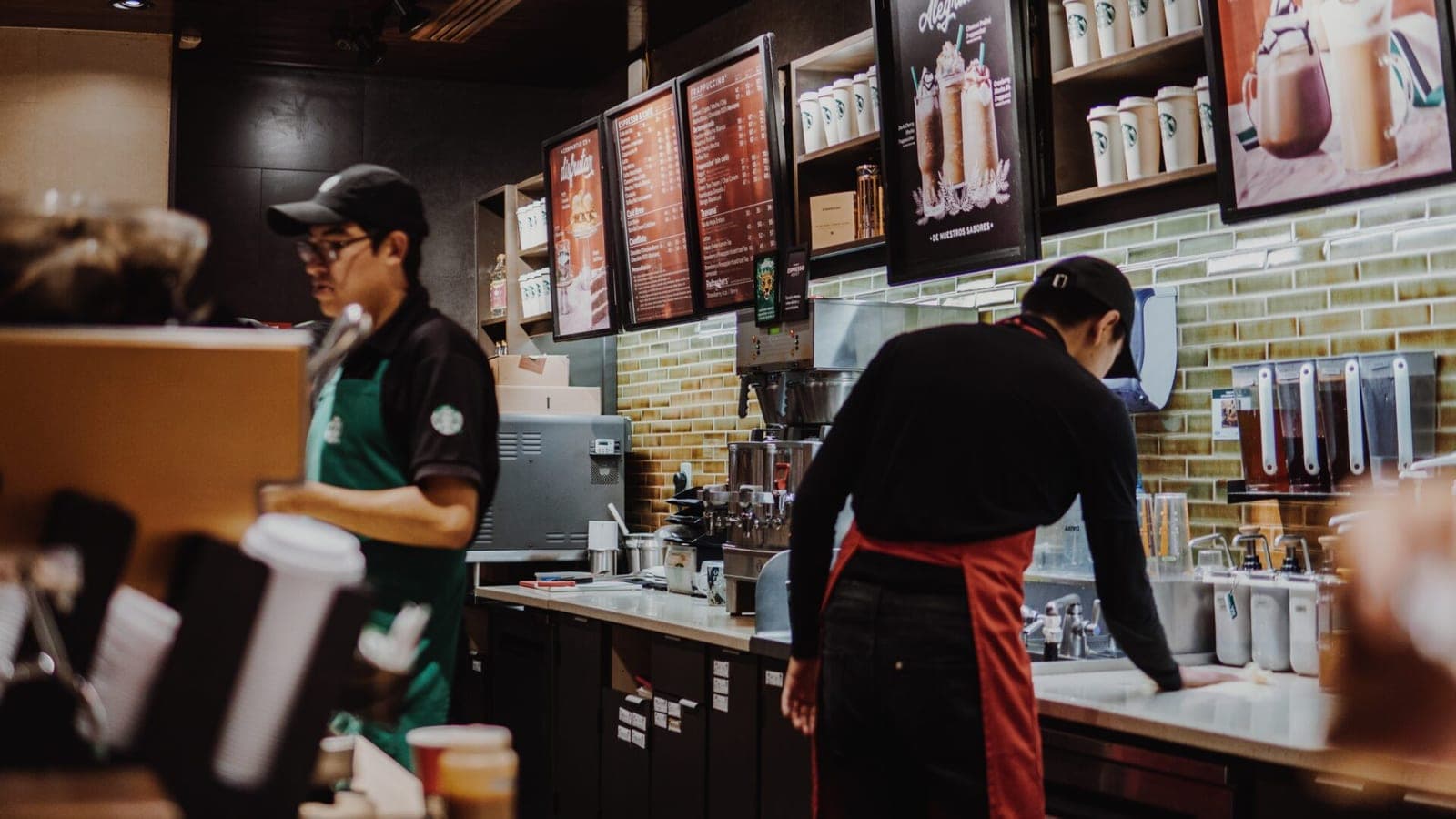 „Starbucks“ tampa nuostolingu: skelbia apie parduotuvių uždarymą ir antrąjį atleidimų raundą