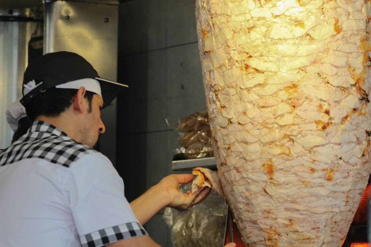Išaiškinta nelegali mėsos perdirbimo įmonė: mėsa buvo dedama į kebabus