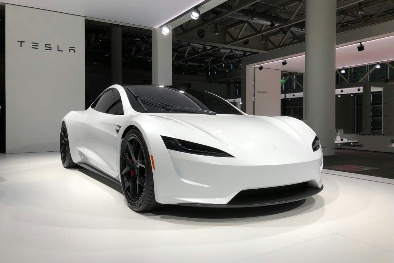 „Tesla“ akcijos pinga, kalbama apie jų išpardavimus