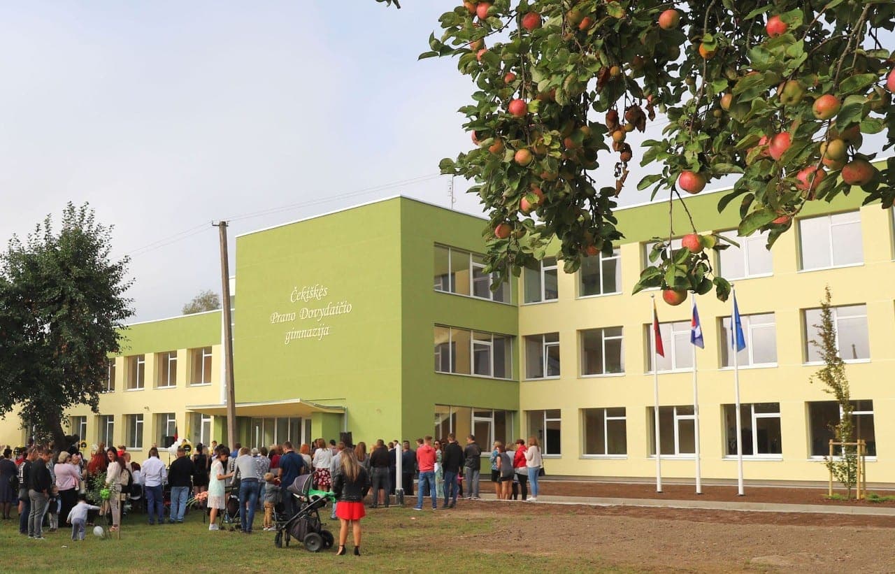 Beveik šimto Lietuvos mokyklų likimas kabo ant plauko: naikinamos klasės, prarandamas gimnazijų statusas