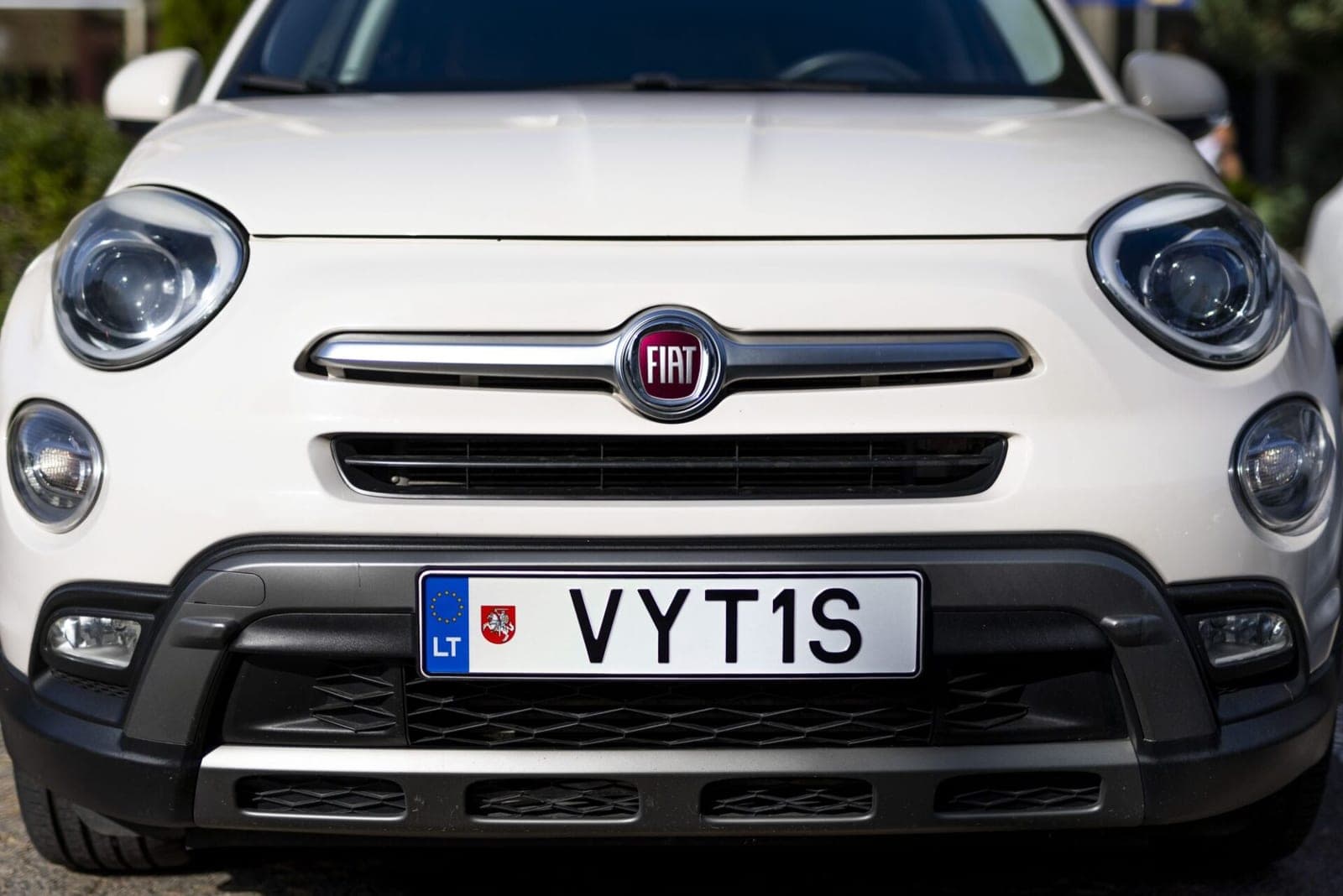 Vairuotojai prabangą demonstruoja ne naujais automobiliais, o vardiniais numeriais