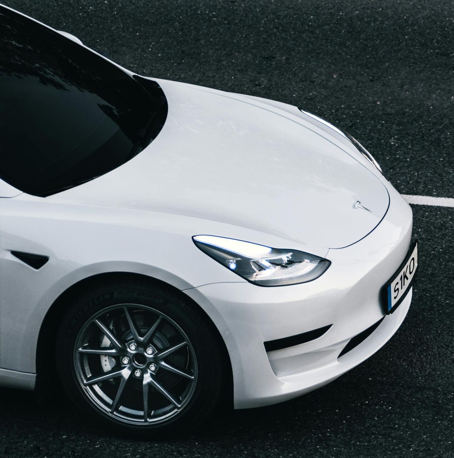 „Tesla“ nutraukia „Model S“ ir „Model X“ gamybą: daugiau dėmesio skirs robotikai