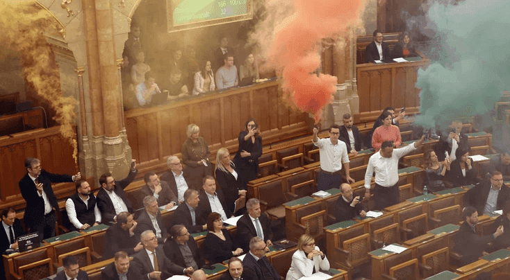 Balsavimas dėl „Pride“ uždraudimo Vengrijoje: parlamentas paskendo dūmuose