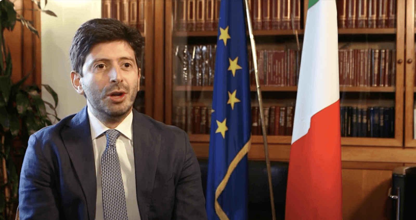 COVID-19 kontrolės pasekmės: Italijos sveikatos ministras viešumoje negali pasirodyti be policijos apsaugos