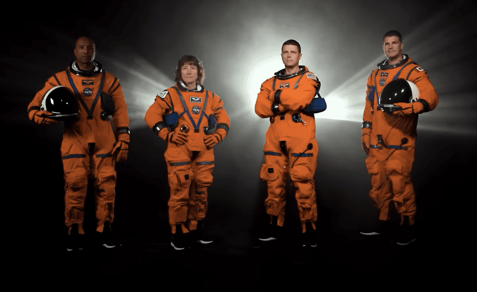Istorinę Mėnulio kelionę baigę „Artemis II“ astronautai grįžta į Žemę: pasiektas rekordas
