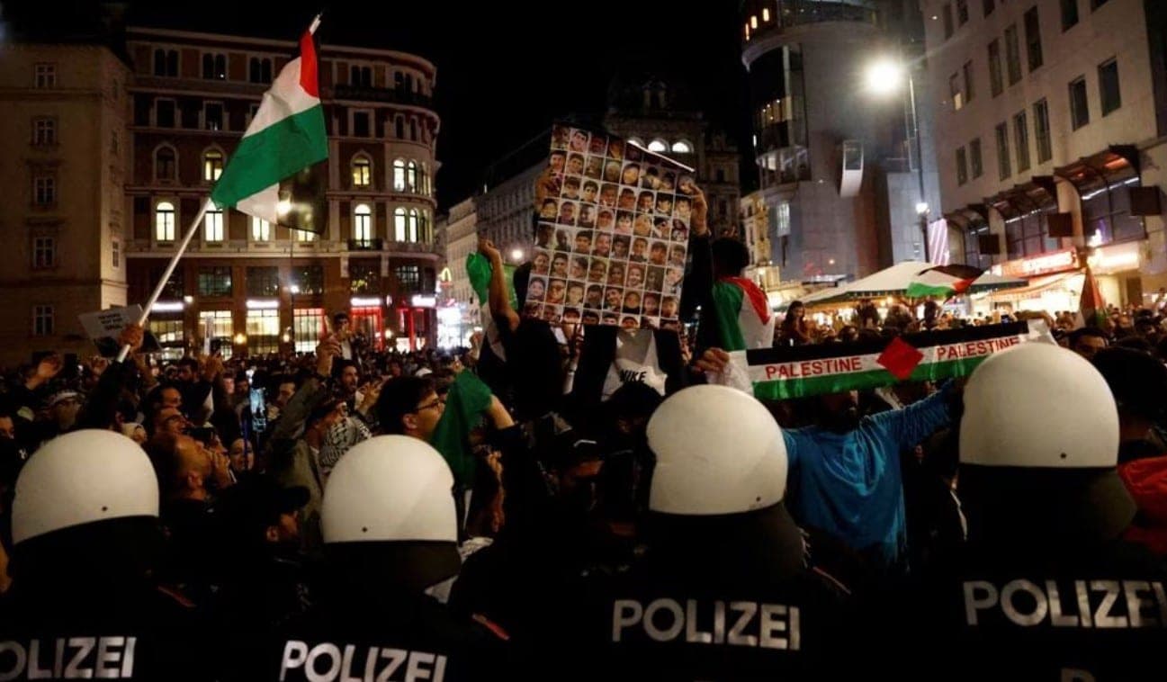 LGBT grupė Vienoje protestuoja kartu su palestiniečiais