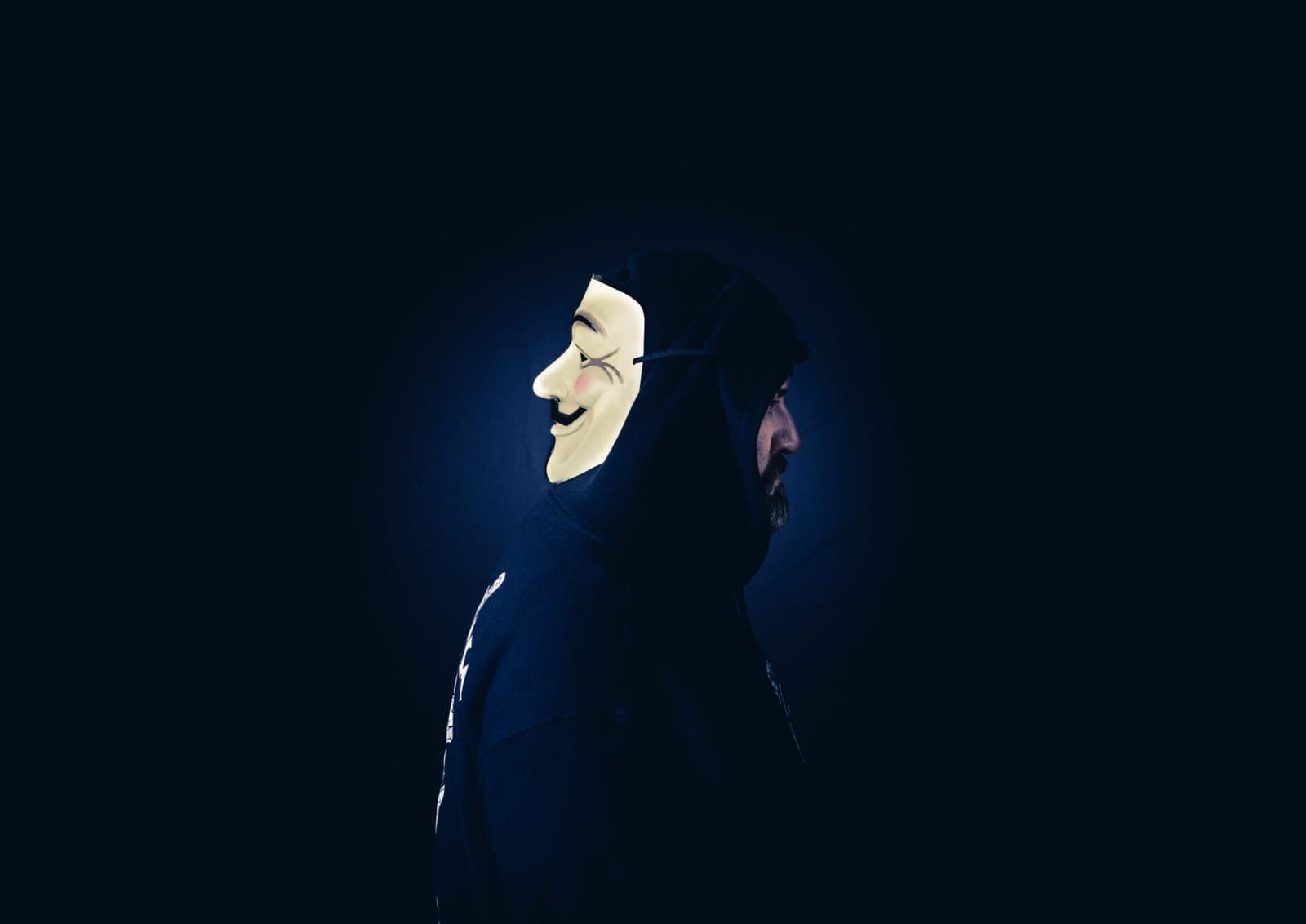 „Anonymous“ grupė: kas tie įsilaužėliai, paskelbę karą Rusijos režimui?