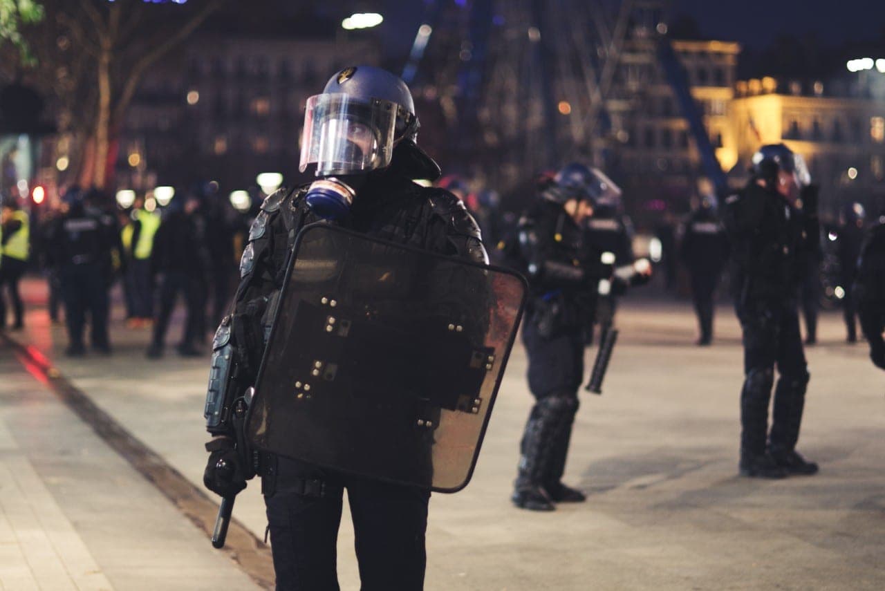 Protestai Prancūzijoje nesustoja: padegtas mero namas