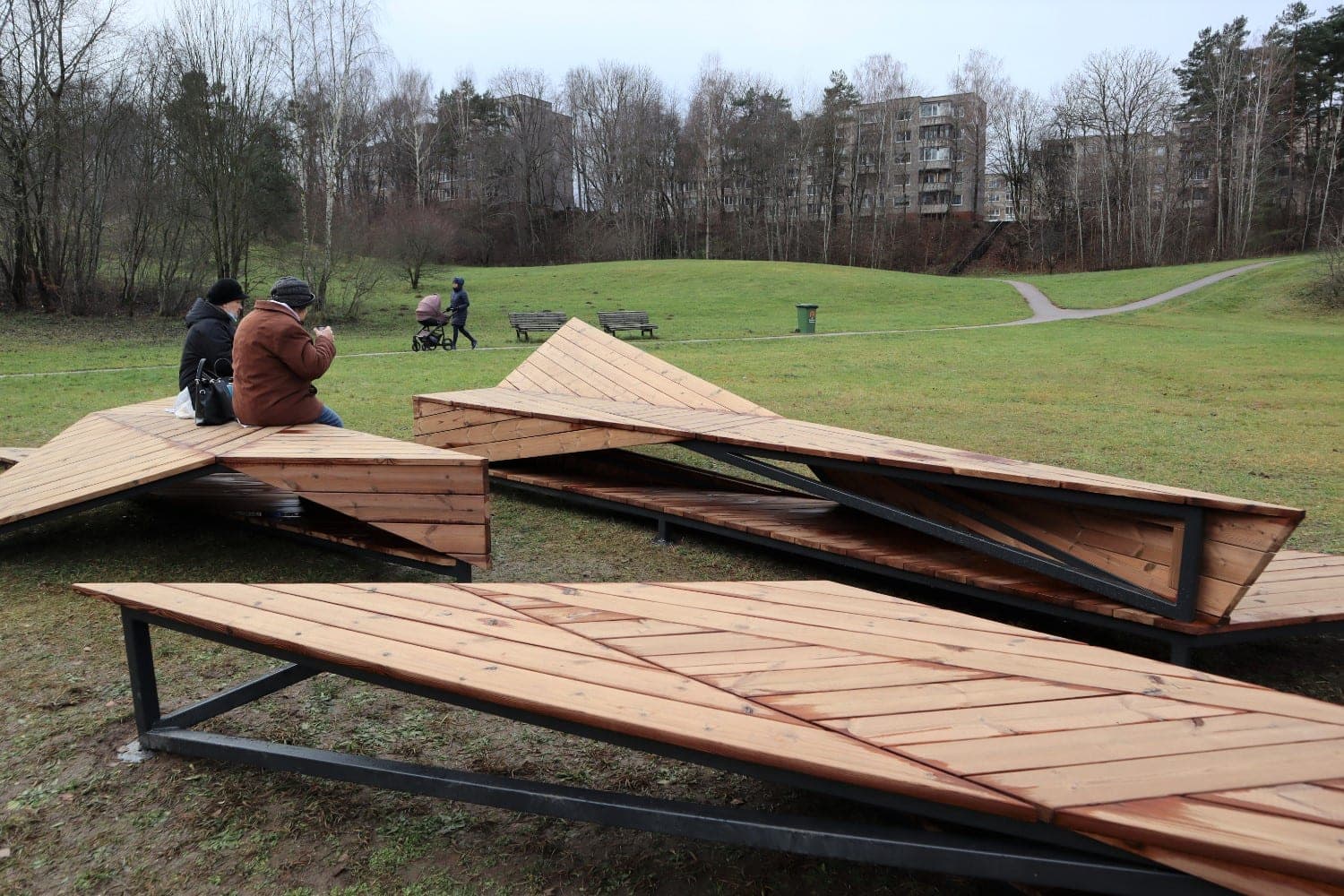 Kosminiai Vilniaus suoliukai: 20 tūkstančių eurų „moderniam“ objektui - ne riba