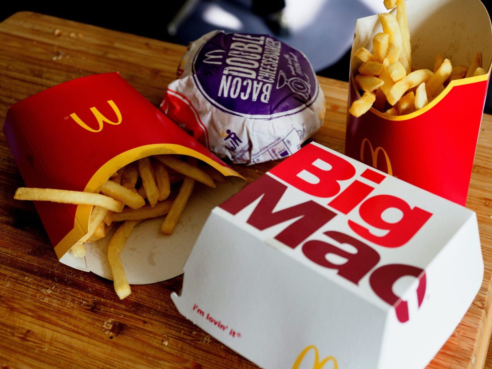 „McDonald's“ galutinai traukiasi iš Rusijos: franšizė bus parduota Rusijos pirkėjui