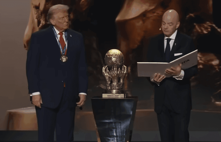 D. Trumpas sulaukė pripažinimo už pastangas skatinti taiką: apdovanotas „FIFA“ taikos prizu