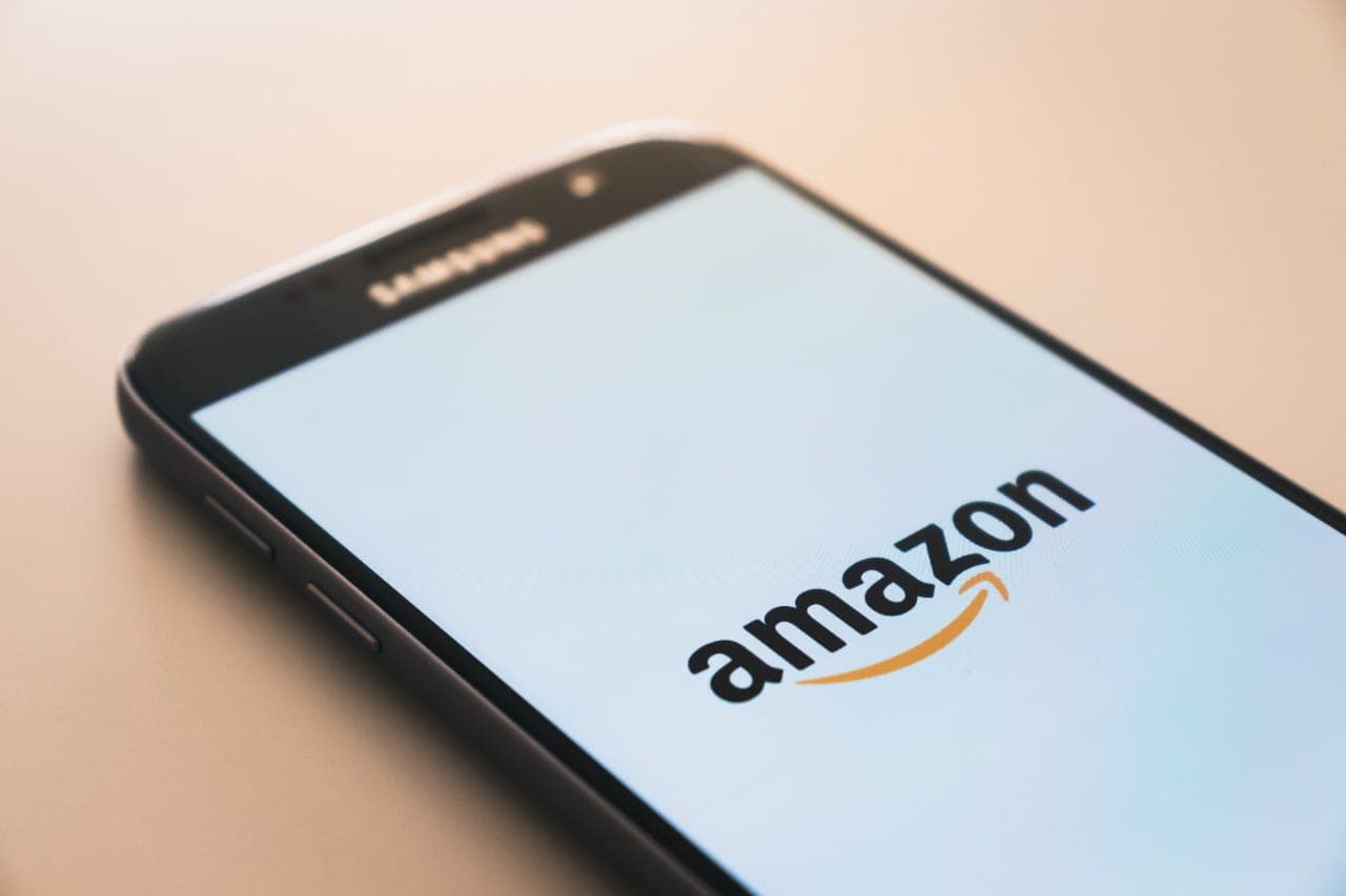 Mažina išlaidas žmonėms ir didina DI: „Amazon“ planuoja atleisti apie 14 000 darbuotojų