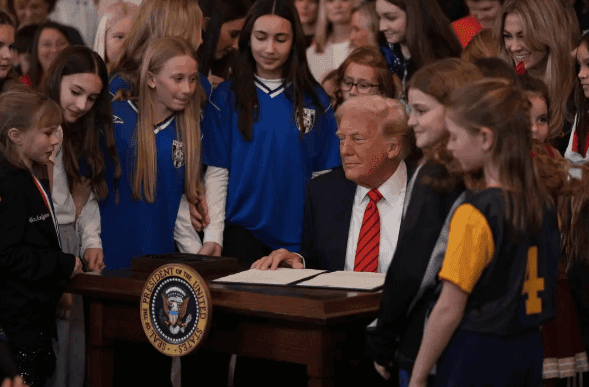 D. Trumpas uždraudė translyčiams dalyvauti moterų sporte