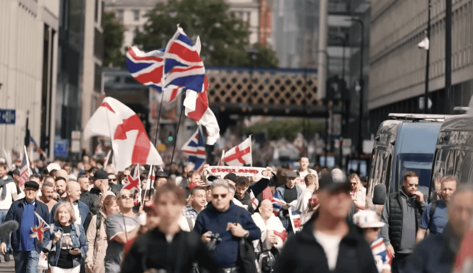E. Muskas masiniuose protestuose Londone: „Britanija nyksta dėl nekontroliuojamos migracijos“