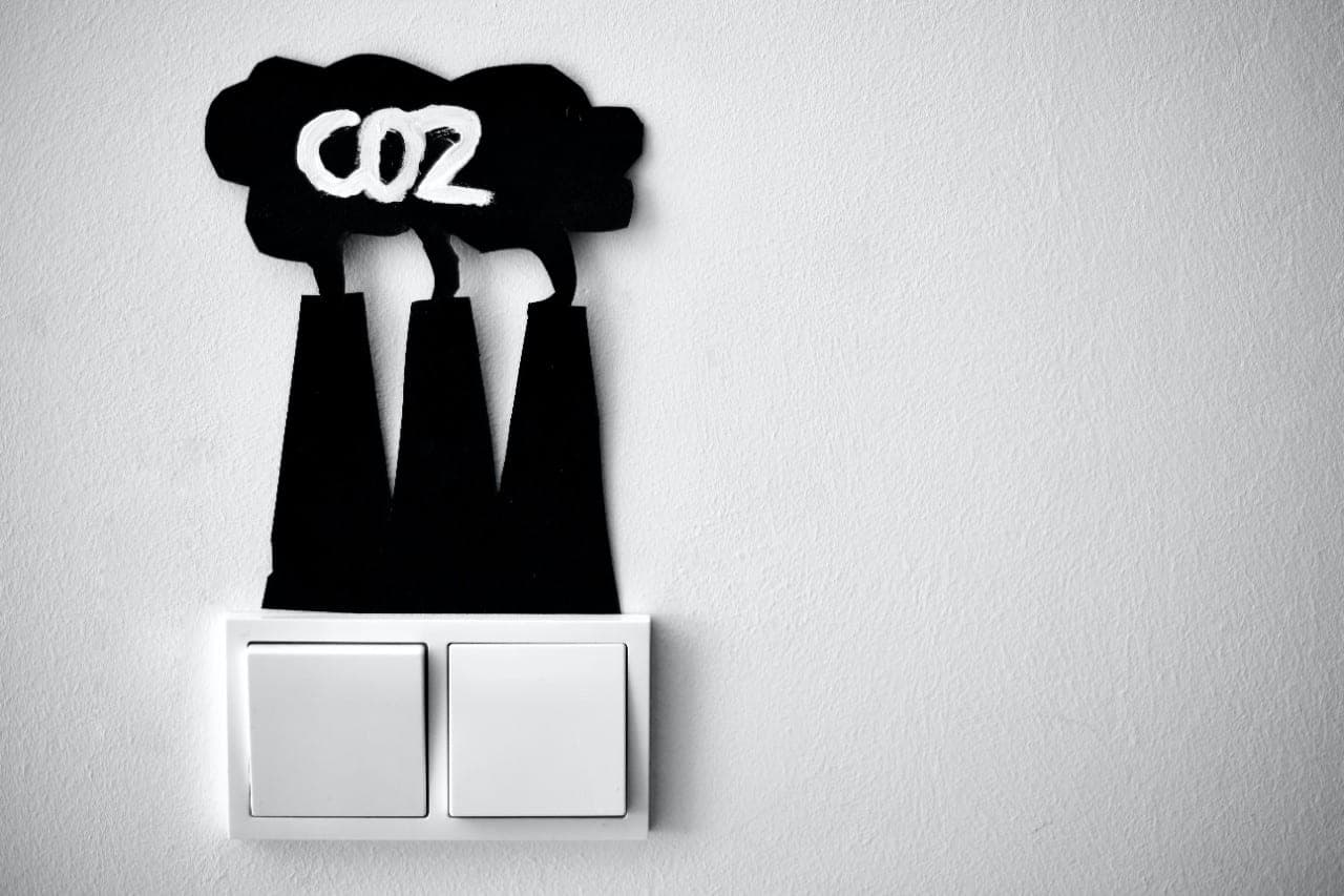 Ir vėl ruoškitės piniginių tuštėjimui – patvirtinti nauji mokesčiai dėl CO2