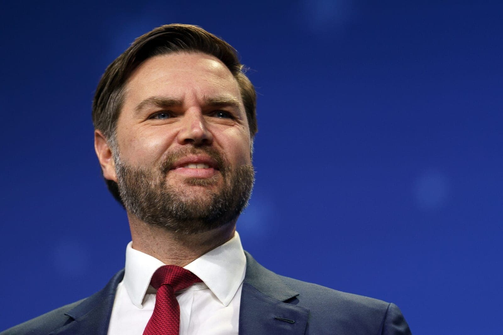 Leidykla „Sofoklis“ iš prekybos išėmė JAV viceprezidento JD Vance’o knygą