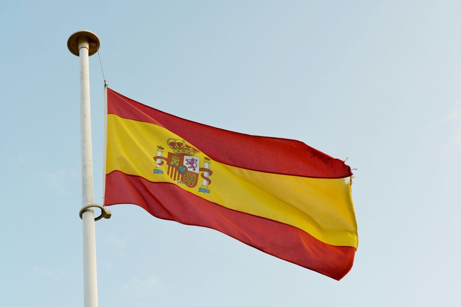 Ispanija ketina atnaujinti ambasadą Teherane, Trumpas kritikuoja NATO