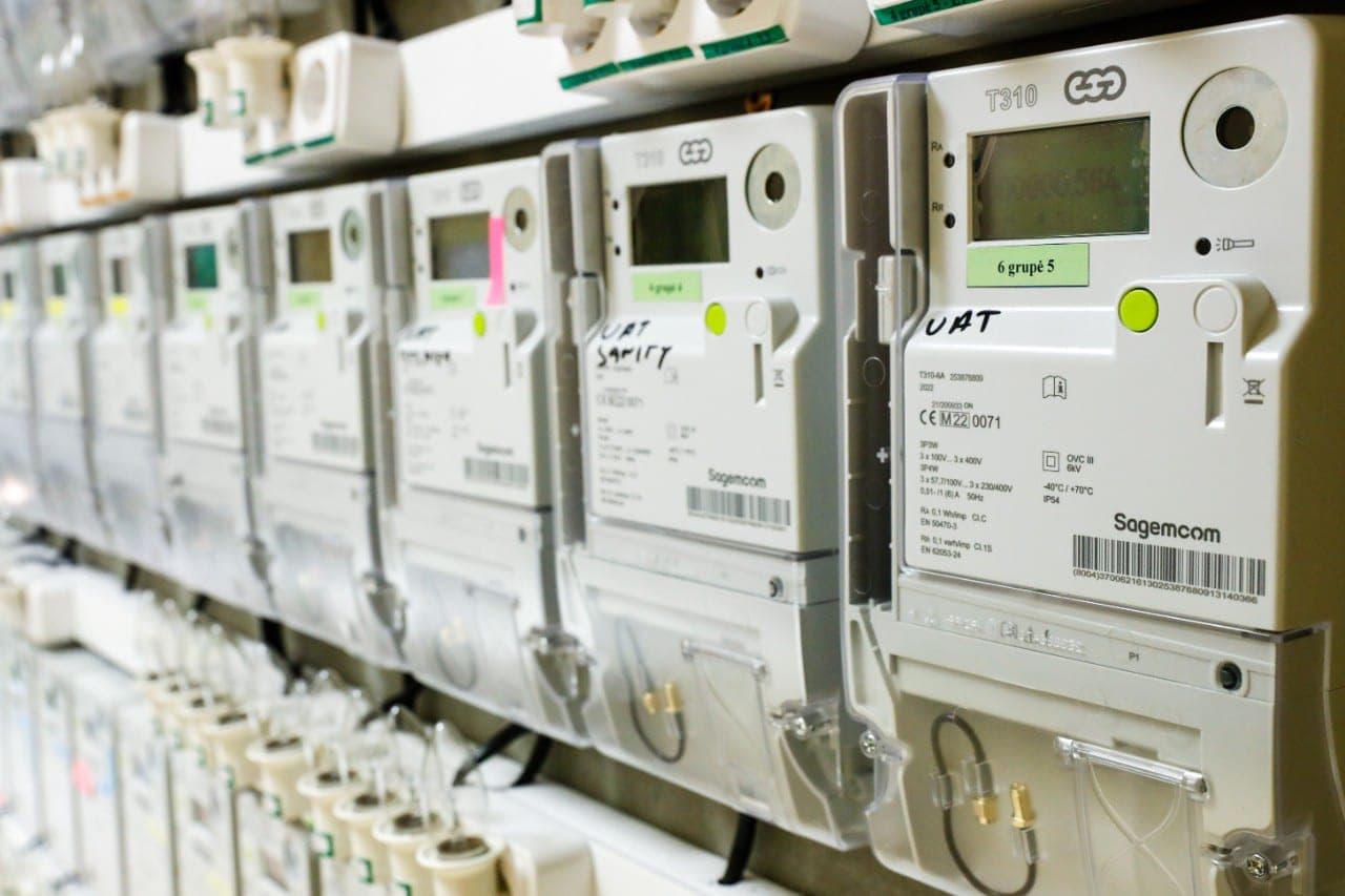ESO paaiškino, kodėl išmanieji skaitikliai „sukasi“ net atjungus elektrą