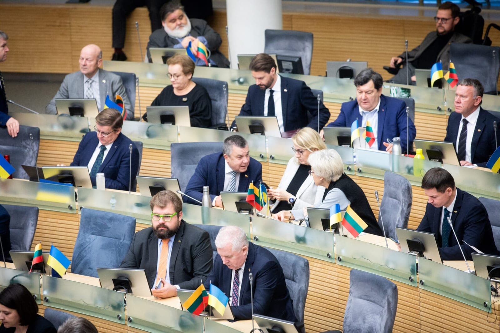 „Čekiukai“ Seime: konservatoriai skubėjo pirkti prabangius kompiuterius ir telefonus už valstybės pinigus