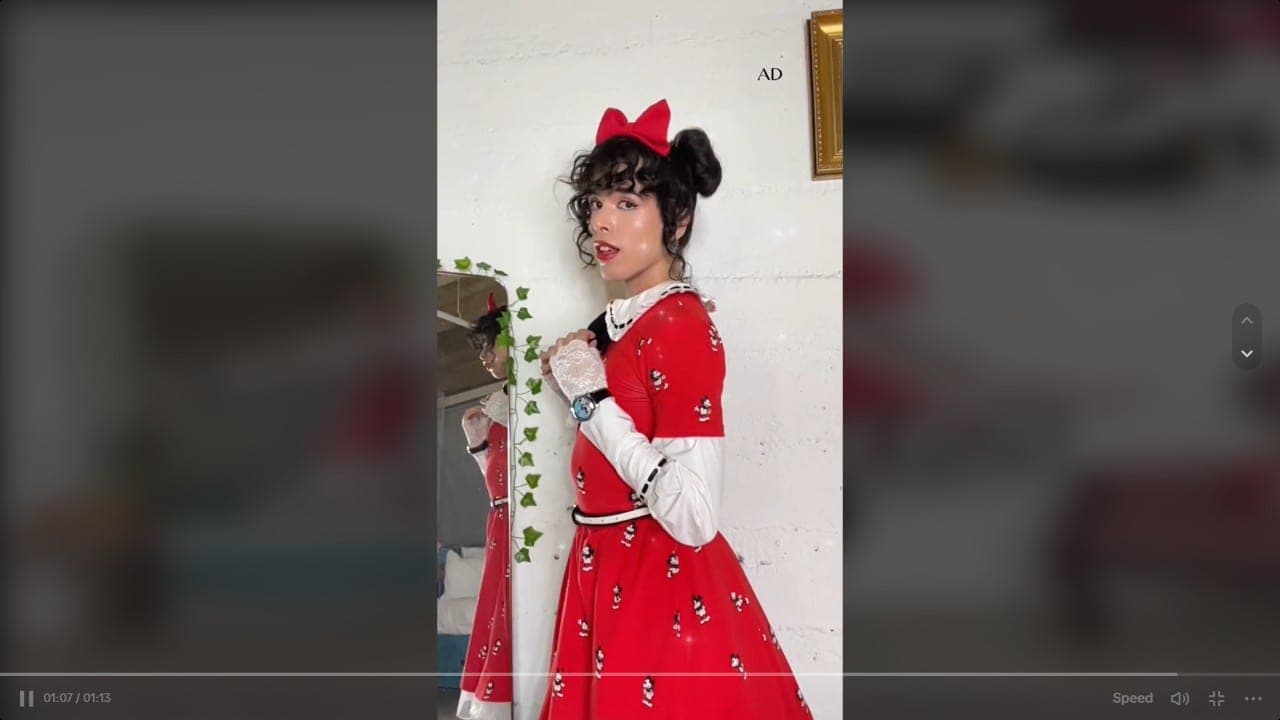 Be skrupulų: „Disney“ reklamuoja mergaičių aksesuarus su transseksualia „TikTok“ žvaigžde