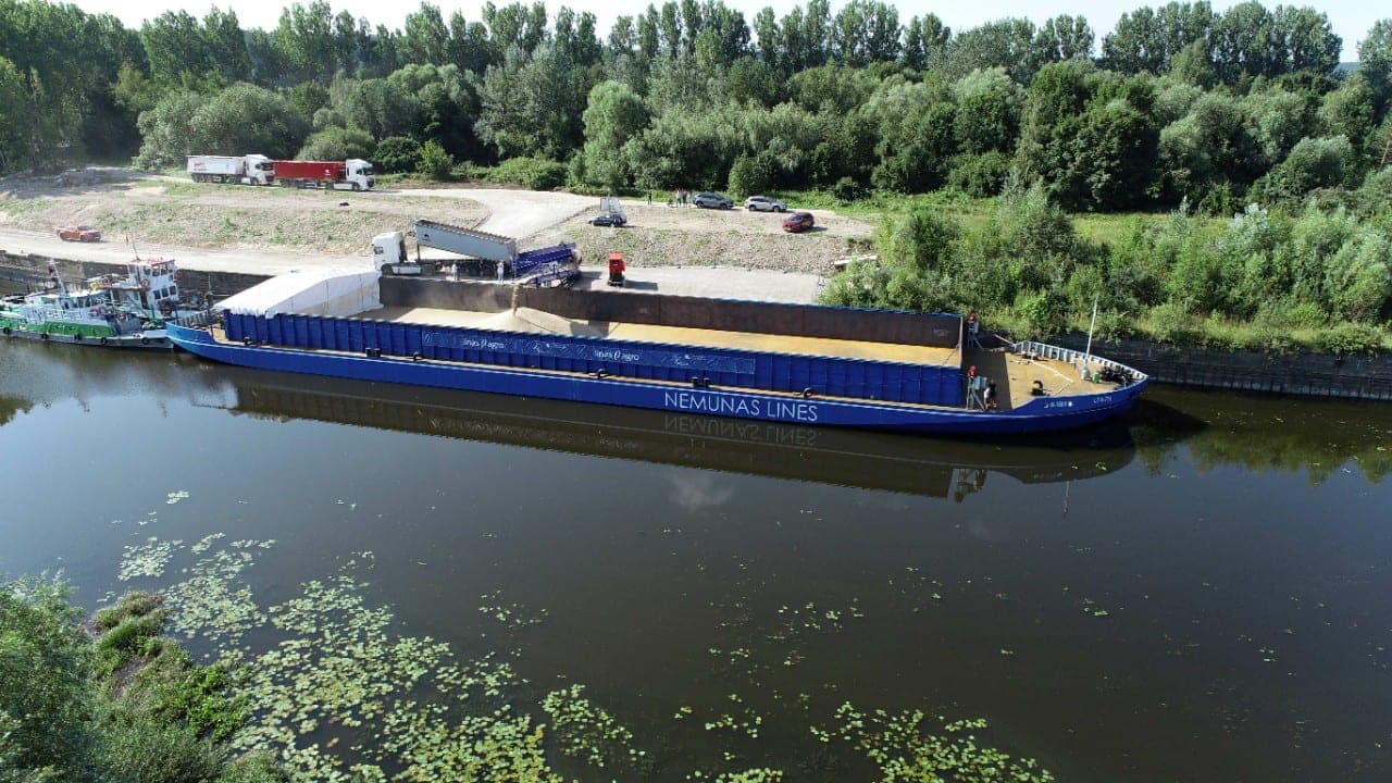 Pirmą kartą į Klaipėdą 1000 t grūdų atplukdyti Nemunu