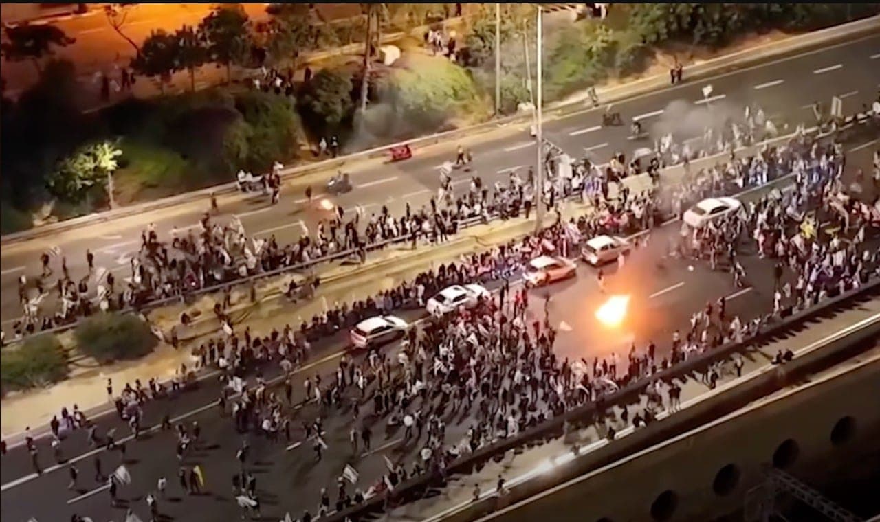 Izraelyje vyksta masiniai protestai: iššaukė gynybos ministro atleidimas