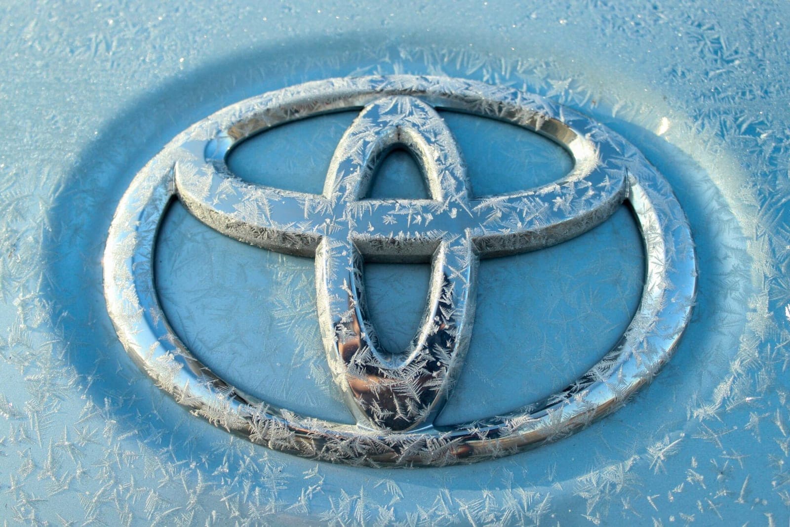 Automobilių krizė: „Toyota“, „Mercedes-Benz“, „Tesla“ kiti gamintojai atšaukia tūkstančius automobilių