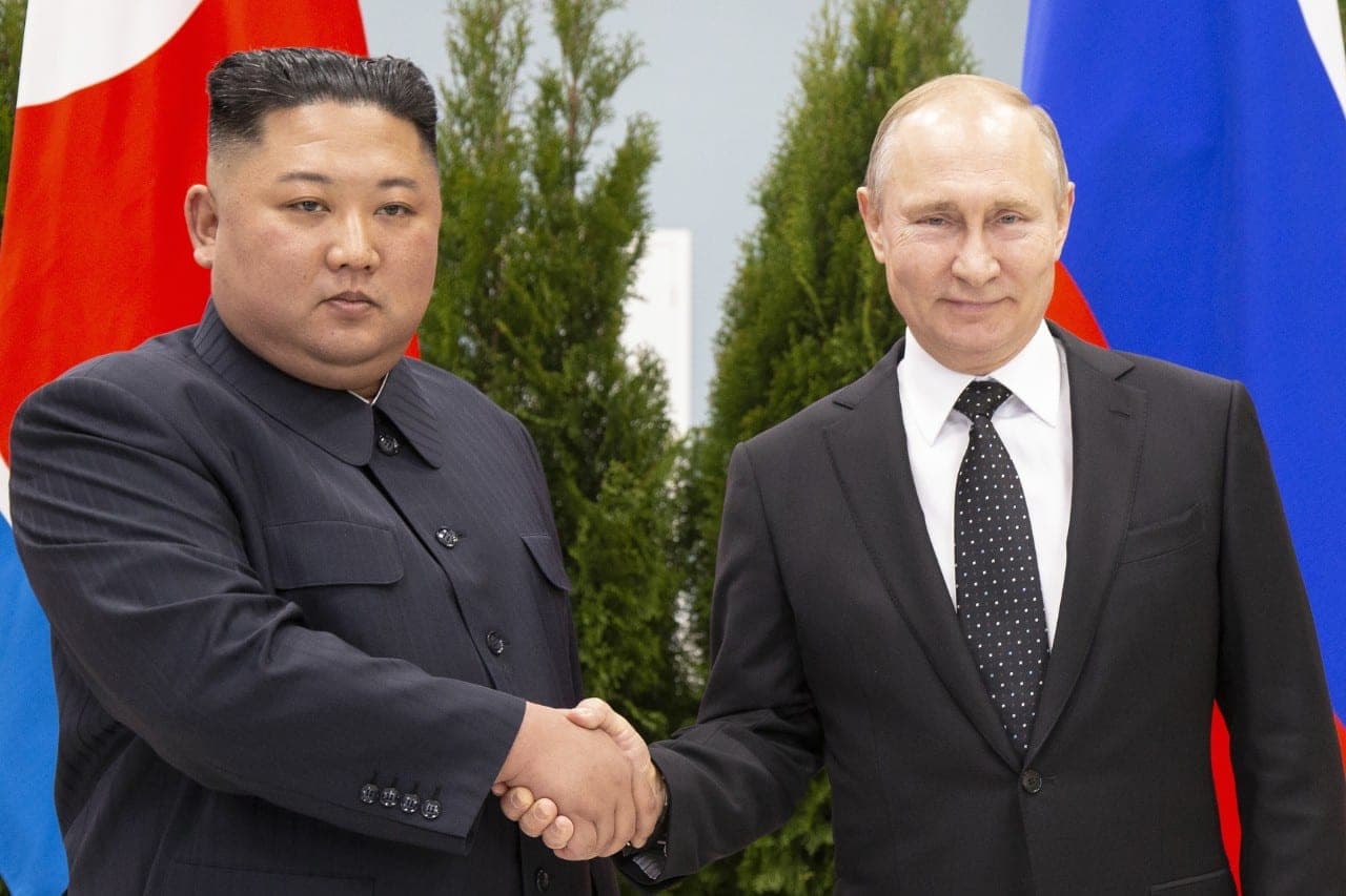 Kim Jong Unas keliauja į Rusiją: Šiaurės Korėjos lyderis bus gabenamas šarvuotu traukiniu