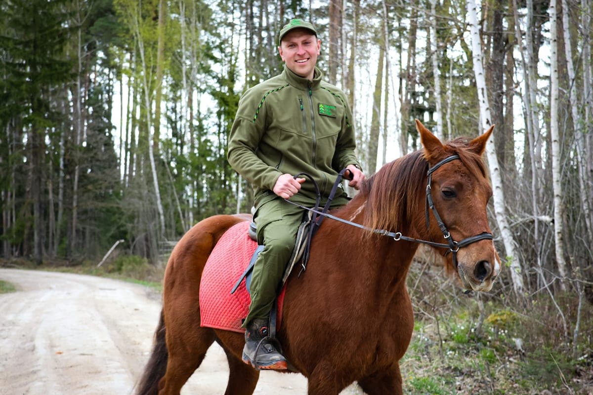 Žagarės girininkas į darbą kartais joja ristūnu Tomiu