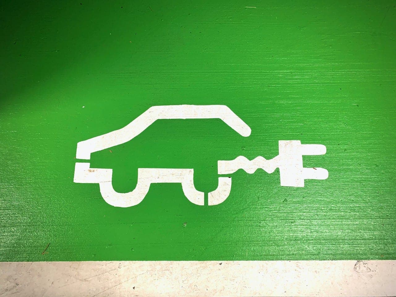 Po dešimtmečio liks tik elektromobiliai, kitokių pardavinėti nebus galima