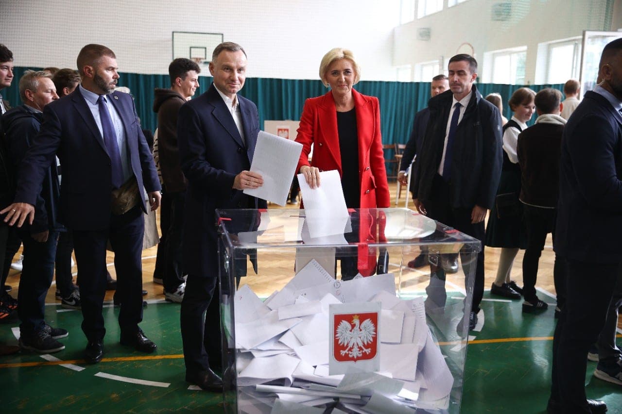 Lenkijos Seimo rinkimai: laimi valdančioji partija „Teisė ir teisingumas“