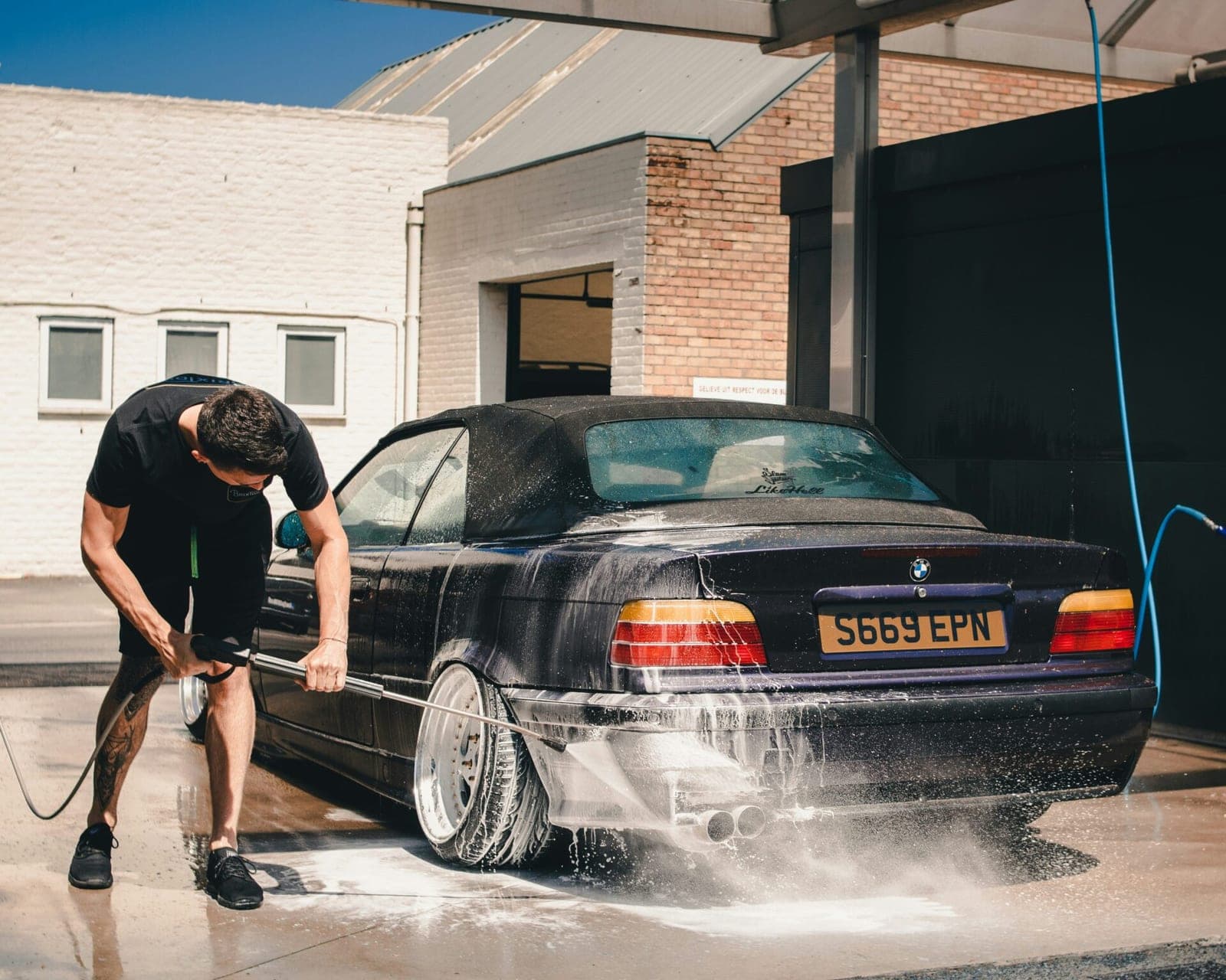 Ar tikrai galima plauti automobilį kieme? Teisininkės komentaras