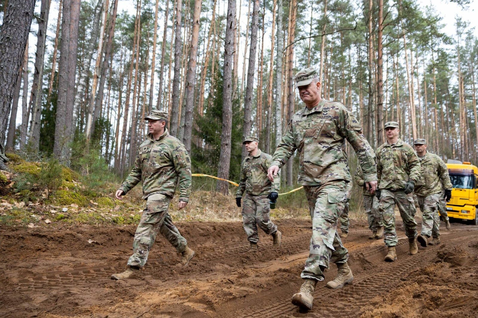 Dingusių karių paieškos Pabradėje tęsiasi: toliau siurbiamas purvas