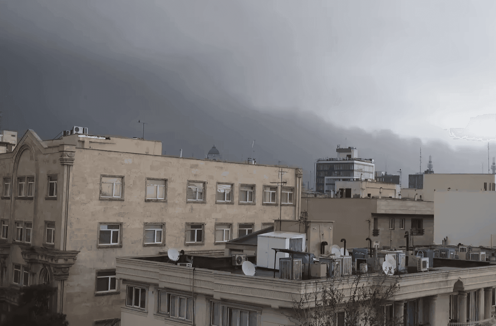 Izraelis smūgiavo naftos sandėliams Teherane: sutriko degalų tiekimas, miestą gaubia dūmai