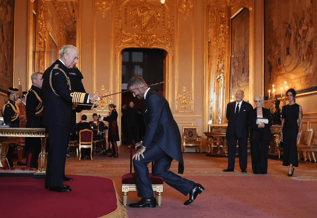 Davidas Beckhamas įšventintas į riterius