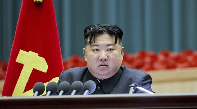 Kim Jong Unas su ašaromis akyse kreipiasi į moteris: prašo didinti gimstamumą Šiaurės Korėjoje