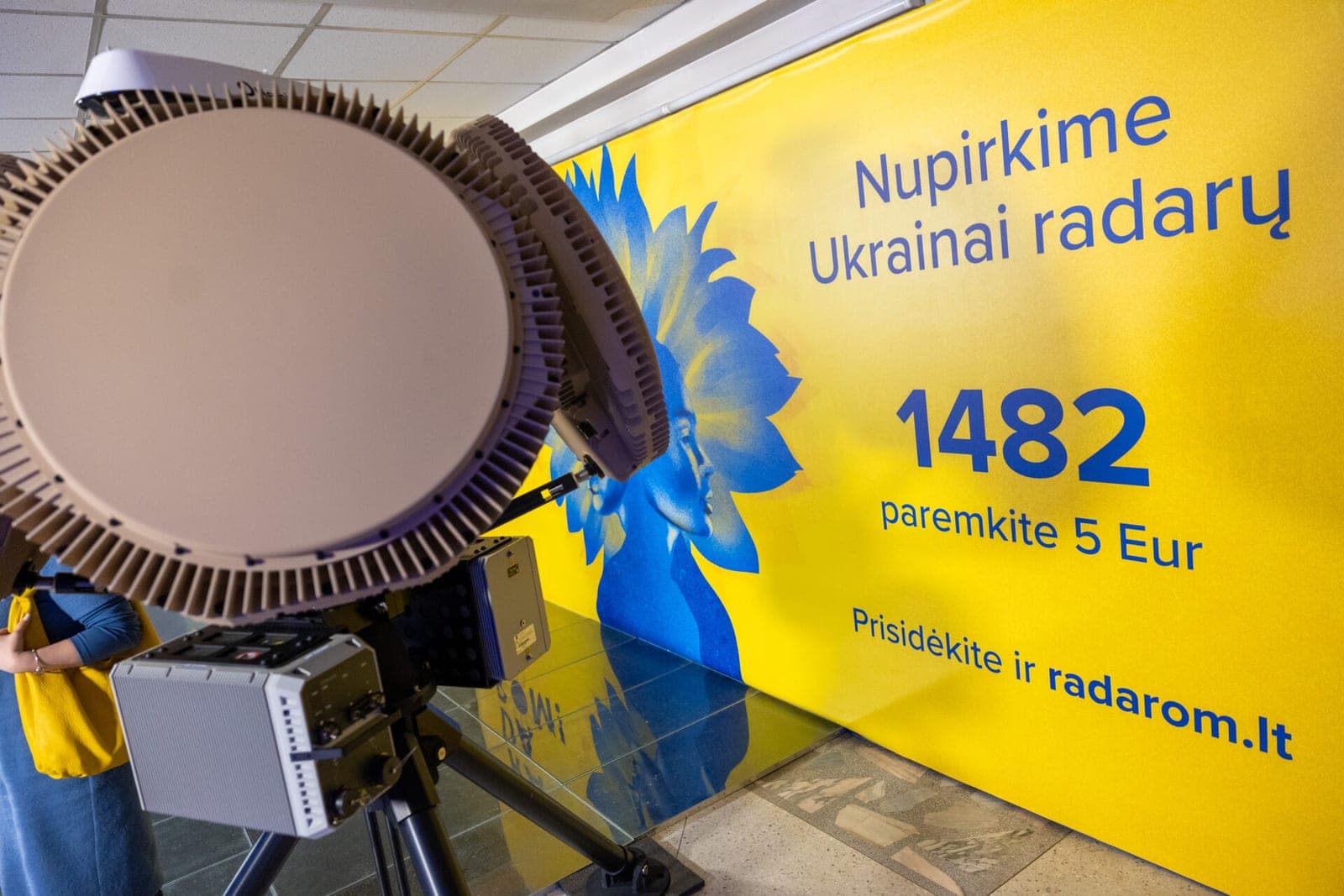 Ukrainos korupcija: aukšto rango Černigovo srities pareigūno namuose per kratą rastas 1 mln. dolerių