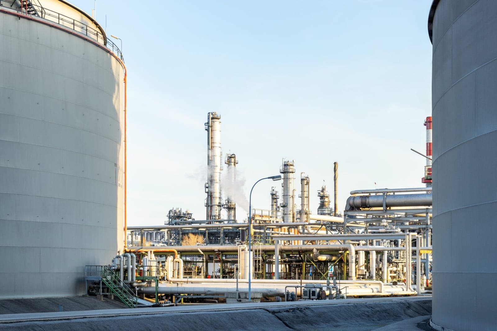 Nafta vėl perkopė 100 dolerių ribą: JAV ir Irano smūgiai kelia naujo infliacijos šoko grėsmę