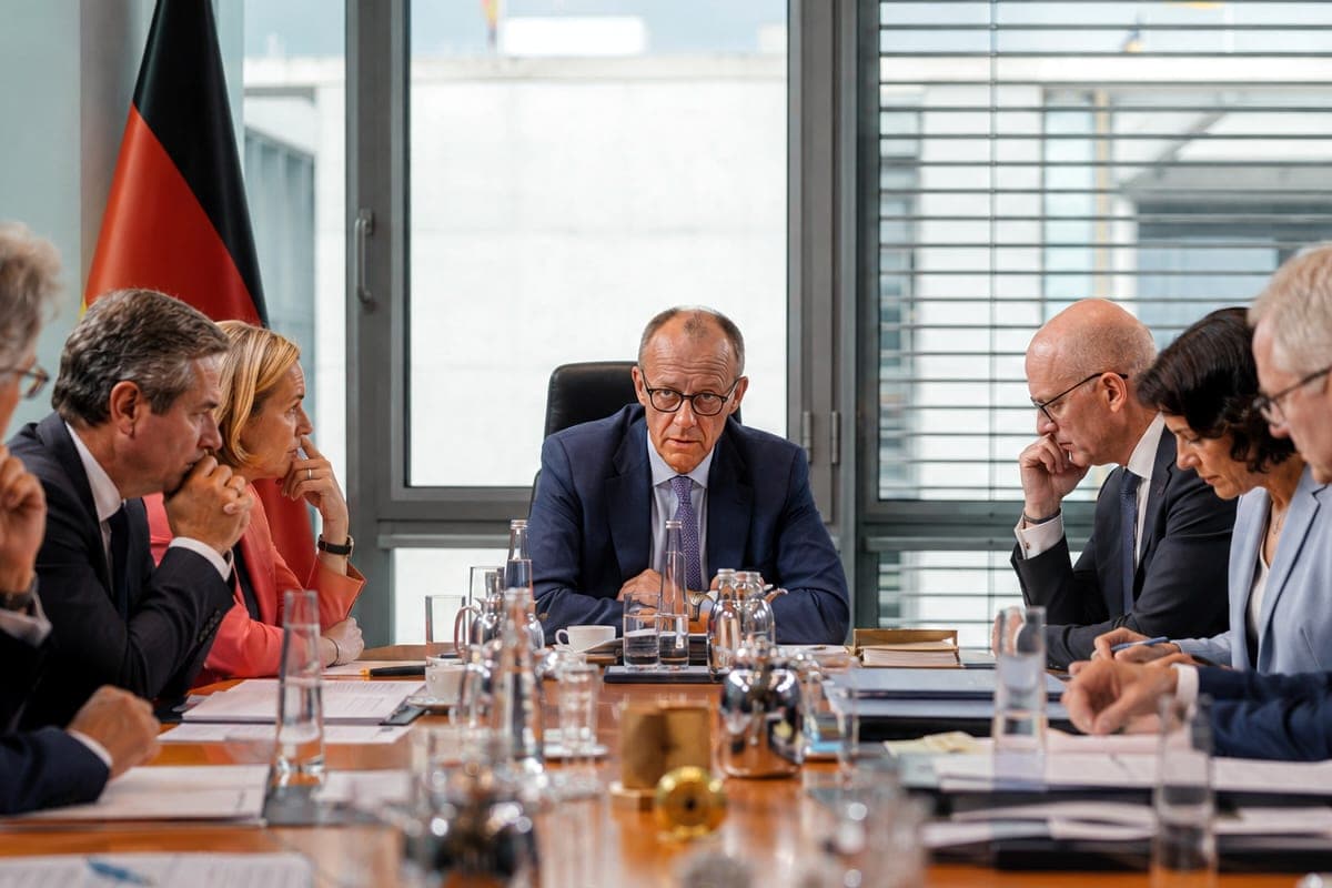 J. Spahno skandalas supurtė F. Merzo valdžią: kancleris jau neatmeta Vokietijos vyriausybės pertvarkos