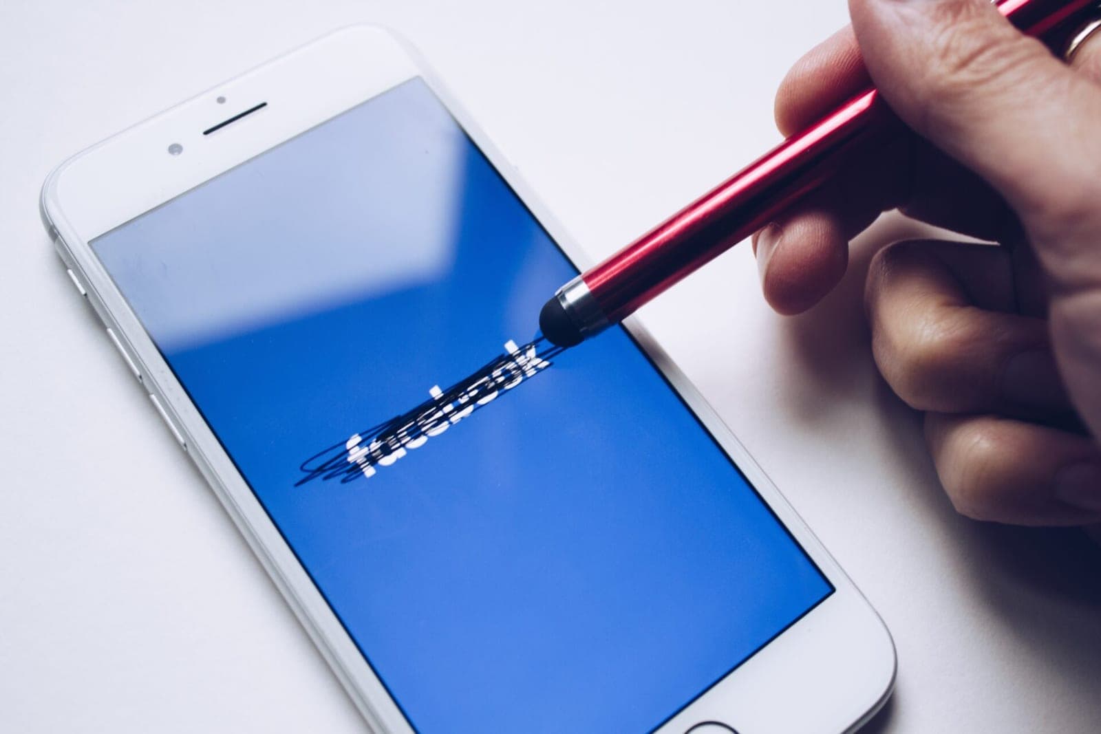 Tailandas planuoja uždrausti „Facebook“ dėl pavojingų reklamų skelbimų
