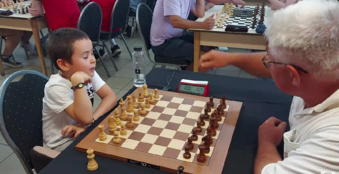 5-metis šachmatų genijus: žaidimo išmoko „YouTube“ būdamas vos trejų