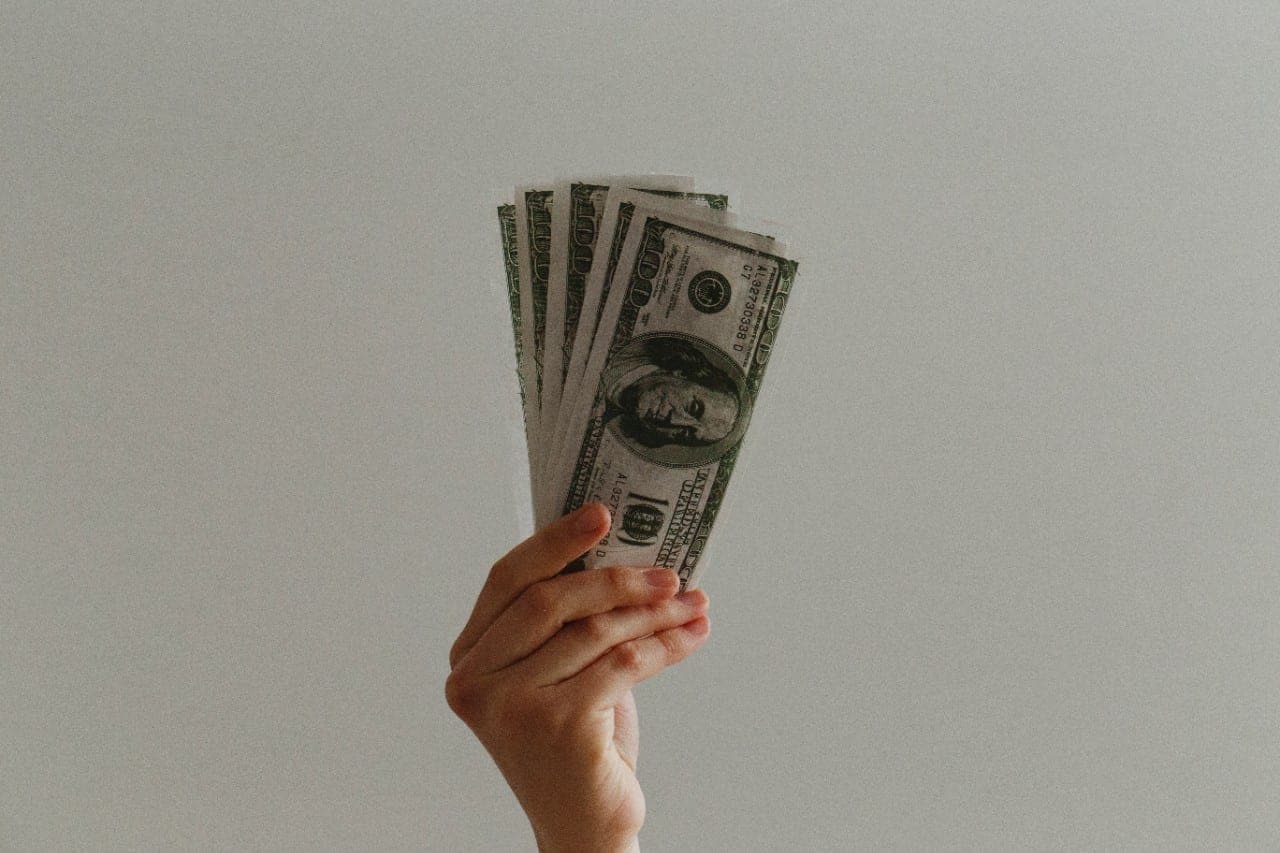Dolerio bėdos tęsiasi: mažėja bankų indėliai, auga kreditų skola