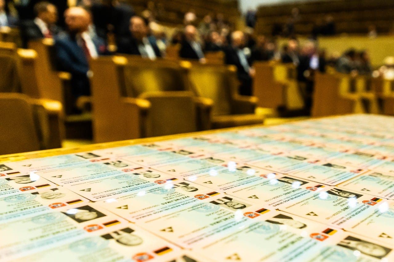 Įteikti Seimo nario pažymėjimai naujiems parlamentarams