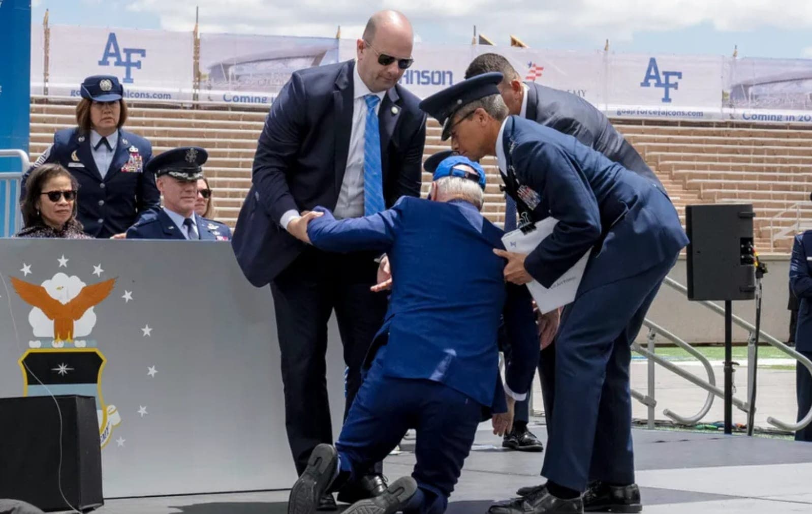 Bidenas vėl krito: J. Bideno nesėkmės lipant laiptais