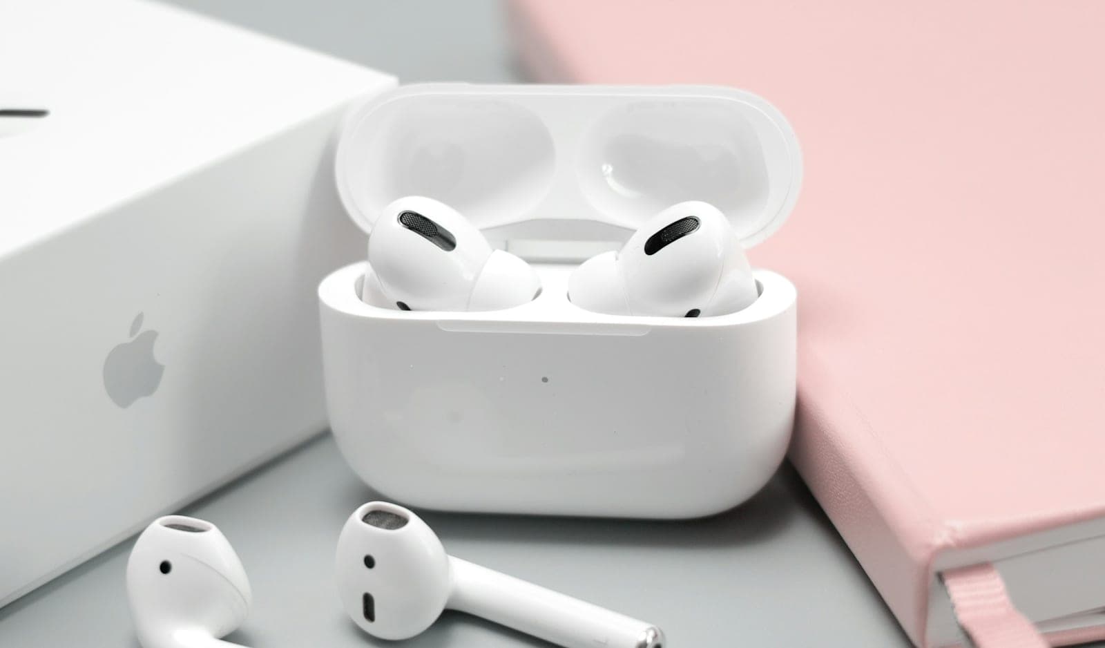„Apple AirPods“ planuoja naują funkciją – kalbos vertimą realiuoju laiku