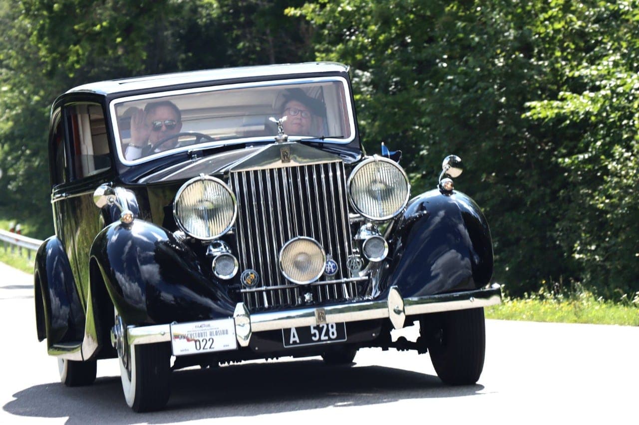 Festivalis „Nesenstanti klasika“: Biržų keliais riedėjo istoriniai automobiliai