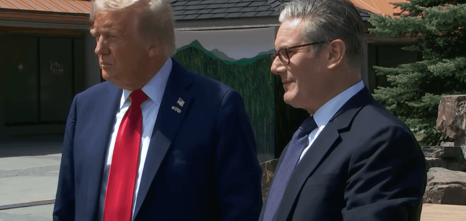 Pasirašytas prekybos susitarimas: D. Trumpas sako, kad JK yra apsaugota nuo muitų, „nes jie man patinka“